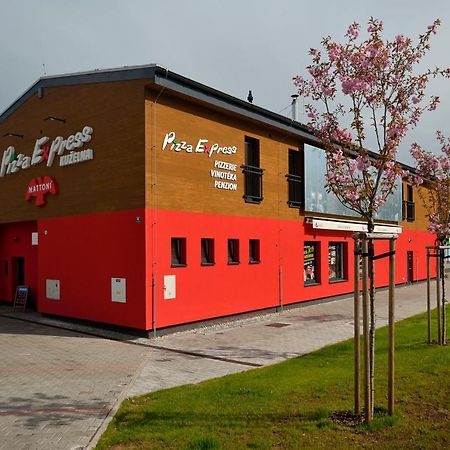 Pizza Express Penzion Kuželna Trutnov Esterno foto