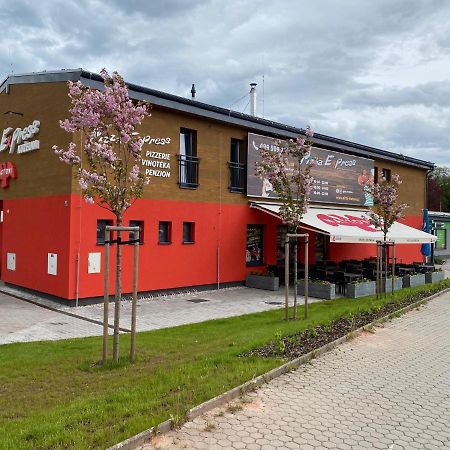 Hotel Pizza Express Penzion Kuželna Trutnov Esterno foto