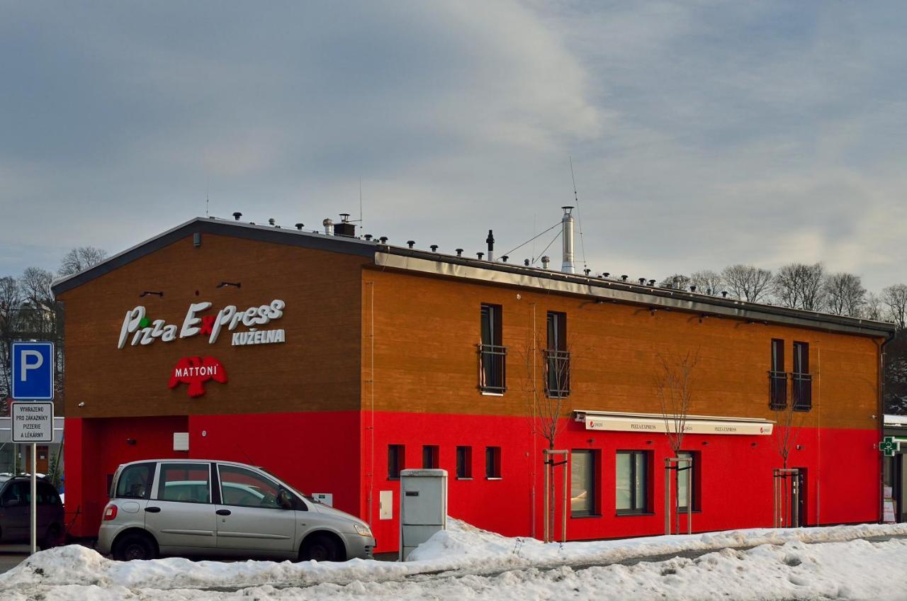 Pizza Express Penzion Kuželna Trutnov Esterno foto