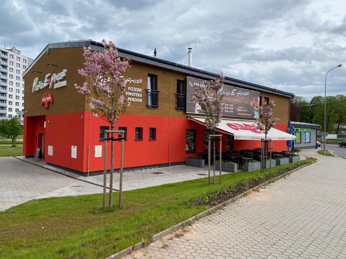 Pizza Express Penzion Kuželna Trutnov Esterno foto
